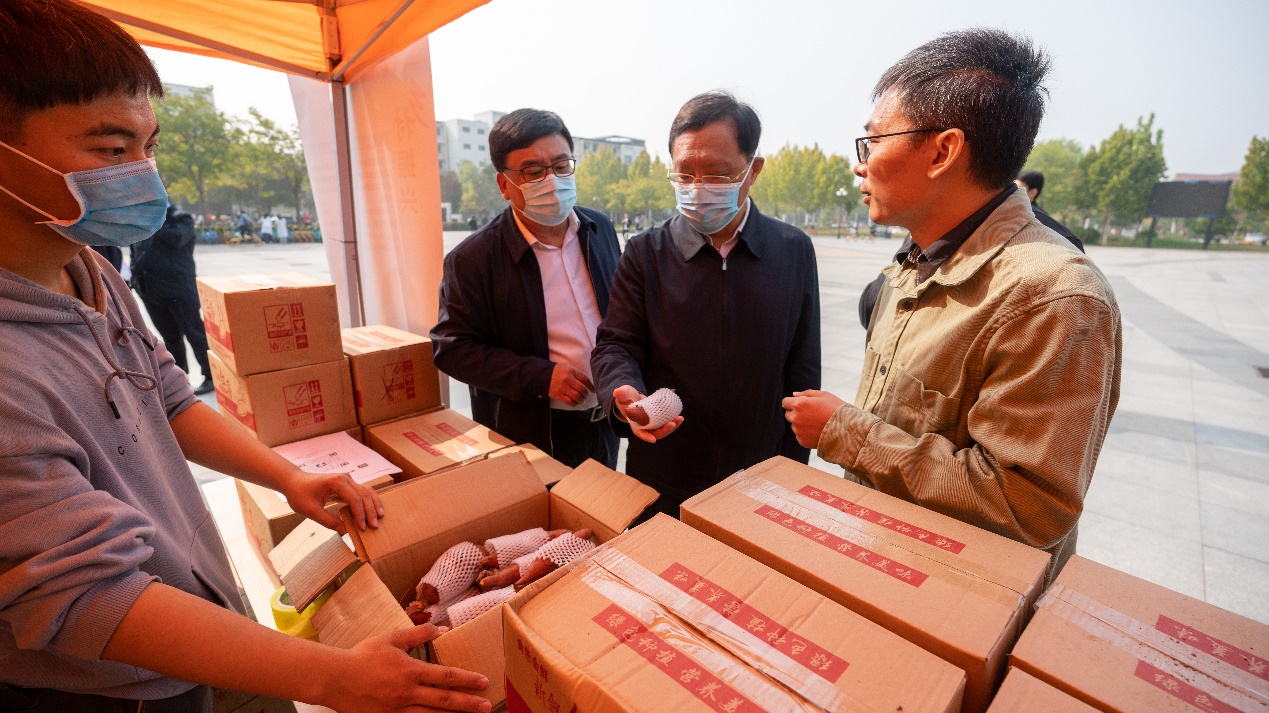 为丰收添彩 为乡村振兴助力 我校成功举办“消费促振兴农产品进校园”活动